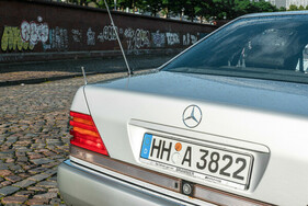 Mercedes-Benz 600 SEL (1992) - Am Heck fuhren bis 1995 die berühmten Peilstäbe zur Orientierung des Fahrers aus