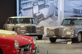 Bild Mercedes-Benz 600 W 100 (1971) - im Stil der Zeit, aber deutlich luxuriöser (siehe auch Foto des Interieurs im Hintergrund) - Sonderschau "Mercedes-Benz" im Pantheon Basel 2020/2021