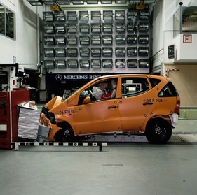 Mercedes-Benz A-Klasse (1996) - Crash-Test zeigt Wirksamkeit des Sandwich-Konzepts