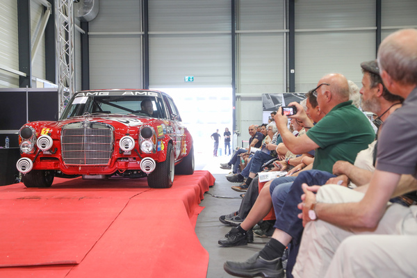 Mercedes-Benz AMG 300 SEL 6.8 "Rote Sau" Replica (1970) - als Lot 32 an der Swiss Classic World Versteigerung der Oldtimer Galerie Toffen in Luzern am 3. Juni 2023