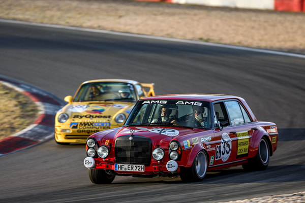 Bild: Mercedes-Benz AMG 300 SEL 6.8 alias die "rote Sau" am Tourenwagen Revival 2018