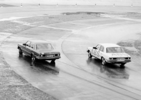 Mercedes-Benz Anti-Blockier-System - Beim Bremsen in Kurven erhält das Anti-Blockier-System die Fahrstabilität und Lenkbarkeit des Wagens, sofern die physikalisch mögliche Kurvengeschwindigkeit nicht bereits überschritten ist Mercedes-Benz Anti-Blockier-System - Beim Bremsen in Kurven erhält das Anti-Blockier-System die Fahrstabilität und Lenkbarkeit des Wagens, sofern die physikalisch mögliche Kurvengeschwindigkeit nicht bereits überschritten ist