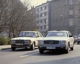 Mercedes-Benz Auto 2000 (1981) - Forschungspersonenwagen von Daimler-Benz - fahrfertiges Auto im Stadtverkehr neben einem Taxi der Baureihe W123
