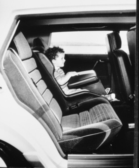 Mercedes-Benz Auto 2000 (1981) - Forschungspersonenwagen von Daimler-Benz - mit integriertem Kinderrückhaltesystem