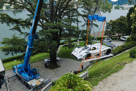 Mercedes-Benz C 11 Rennsportwagen (1990) – Spektakuläre Fahrzeugeinbringung per Kran in den Garten der Villa del Grumello Mercedes-Benz C 11 Rennsportwagen (1990) – Spektakuläre Fahrzeugeinbringung per Kran in den Garten der Villa del Grumello