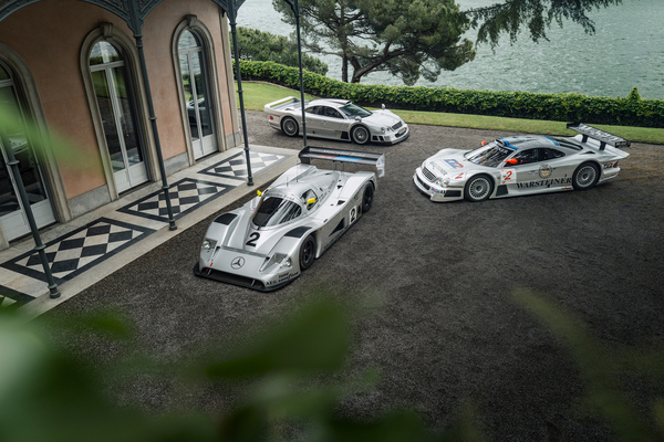 Bild: Mercedes-Benz C 11 Rennsportwagen (1990) – mit dem CLK GTR Rennsportwagen und dem CLK GTR Coupé Supersportwagen im Garten der Villa del Grumello