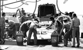 Mercedes-Benz C 111/II D Rekordwagen (1976) - Wartungsstop bei den Rekordversuchen in Nardo 1976 Mercedes-Benz C 111/II D Rekordwagen (1976) - Wartungsstop bei den Rekordversuchen in Nardo 1976