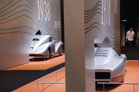 Mercedes-Benz C 111-III (1978) - und dahinter der 540 K Stromlinie aus den Dreissigerjahren - Techno Classica 2015