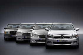 Mercedes-Benz C 200 Kompressor (2007) - Baureihe W 204, dahinter die Vorgängerbaureihen W 203, W 202 und W 201