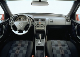 Mercedes-Benz C 36 AMG (1993) - Cockpit der schnellen Limousine der Bauriehe W 202