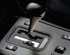 Mercedes-Benz C 36 AMG (1993) - in zwei Lederfarben eingehüllter Automatikwahlhebel