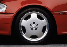 Mercedes-Benz C 36 AMG (1993) - vorne auf 225/45 ZR 17 Reifen auf 7,5-Zoll-Rädern (1993)
