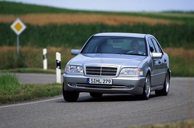 Mercedes-Benz C 43 AMG (1997) - V8-Limousine der Baureihe W 202 bei flotter Kurvenfahrt (1997)