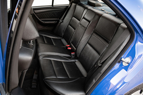 Mercedes-Benz C 43 AMG (1999) - konturierte Rückbank aber drei Sitzplätze vorgesehen