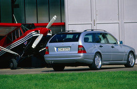 Mercedes-Benz C 43 AMG T-Modell (2000) - Heckansicht des V8-Kombis der Baureihe W 202