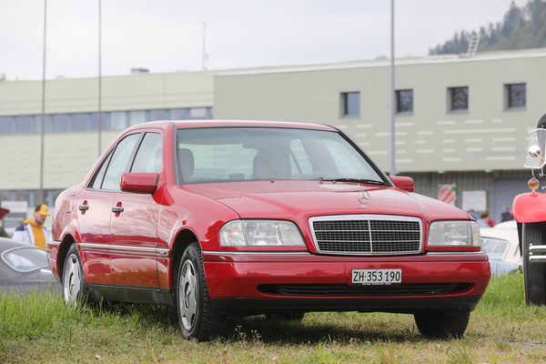 Mercedes-Benz C-Klasse (1995) - Modell vor dem Facelift von 1996 - Albisgütli Classic Cars & Bikes April 2023
