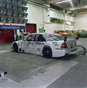 Mercedes Benz C-Klasse DTM (1998) - selbst Wettbewerbsfahrzeuge werden Crash-Tests unterzogen, Airbags sind allerdings nicht an Bord