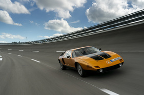 Mercedes-Benz C111 II (1970) - Ein C111 in einer Steilwandkurve erscheint irgendwie vertraut für Kinder der 1970er-Jahre