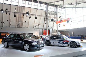 Mercedes Benz C36 (1994) - schöner Vergleich vom Serienauto mit dem DTM-Rennwagen - Retro Classics Stuttgart 2014