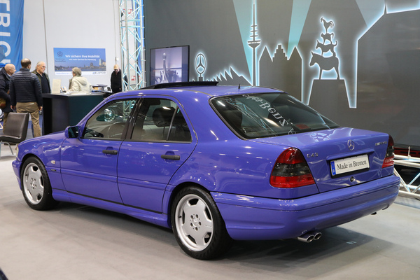 Mercedes-Benz C43 (1986) - mit V8-Motor - auf dem Stand von Mercedes-Bremen - Bremen Classic Motorshow 2023
