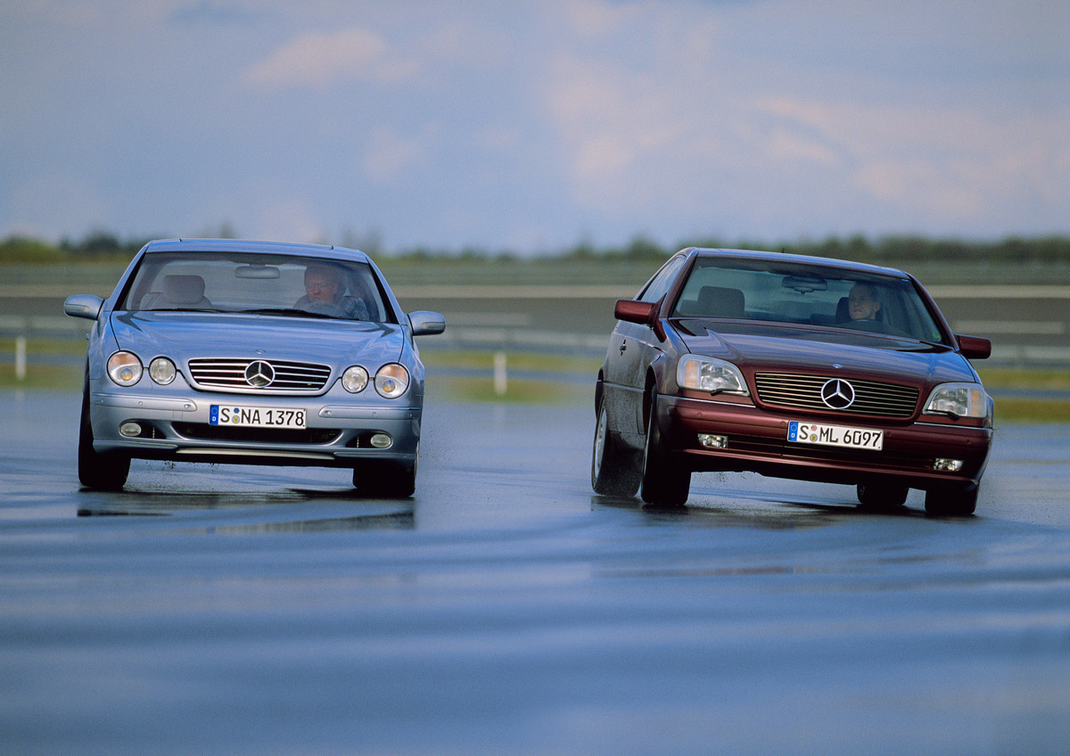 Mercedes-Benz CL 500 (1999) - C215 im Vergleich zum W140 von 1997, der deutlich stärker wankt ohne Active Body Control