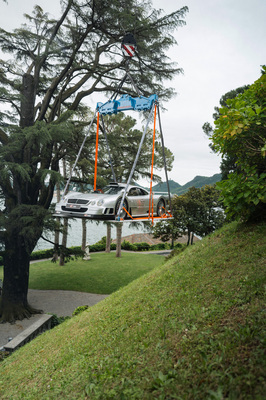 Mercedes-Benz CLK Coupé Supersportwagen (1998) – Spektakuläre Fahrzeugeinbringung per Kran in den Garten der Villa del Grumello (1998)