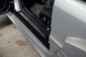 Mercedes-Benz CLK DTM AMG Coupé (2005) - AMG-Schriftzug bei den Einstiegsleisten