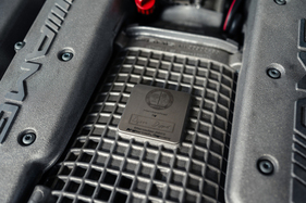 Mercedes-Benz CLK DTM AMG Coupé (2005) - jeder Motor wird durch den Monteur "unterschrieben"