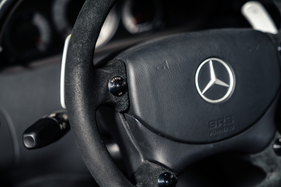 Mercedes-Benz CLK DTM AMG Coupé (2005) - wo im Rennwagen die Boxe angefunkt werden kann, wird hier das Menü im Display gewechselt