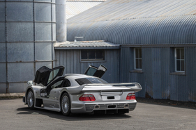 Mercedes-Benz CLK GTR (1998) - die Schmetterlingstüren sind vorne angeschlagen