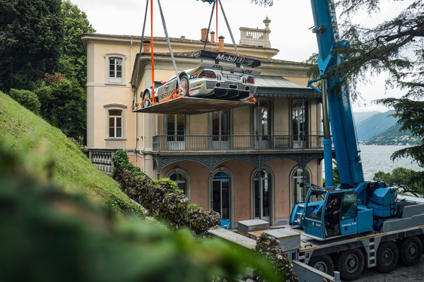 Bild: Mercedes-Benz CLK GTR Rennsportwagen (1997) – Spektakuläre Fahrzeugeinbringung per Kran in den Garten der Villa del Grumello