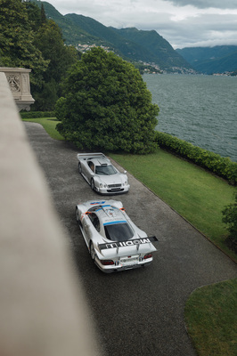Bild: Mercedes-Benz CLK GTR Rennsportwagen (1997) – mit dem CLK GTR Coupé Supersportwagen im Garten der Villa del Grumello