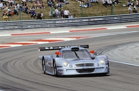 Mercedes-Benz CLK LM (1998) - Klaus Ludwig und Ricardo Zonta werden beim vierten Lauf zur FIA GT-Meisterschaft in Dijon als Sieger abgewinkt