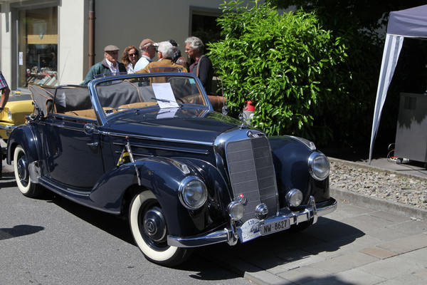 Mercedes-Benz Cabrioelt (1952) - man beachte auch die prominente Gesprächsrunde im Hintergrund - Oldtimer in Obwalden (O-iO) 2019