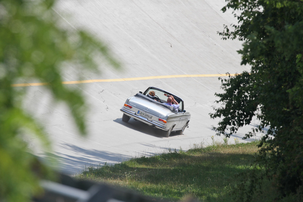 Mercedes-Benz Cabriolet in der alten Steilkurve von Monza - Passione Caracciola 2017