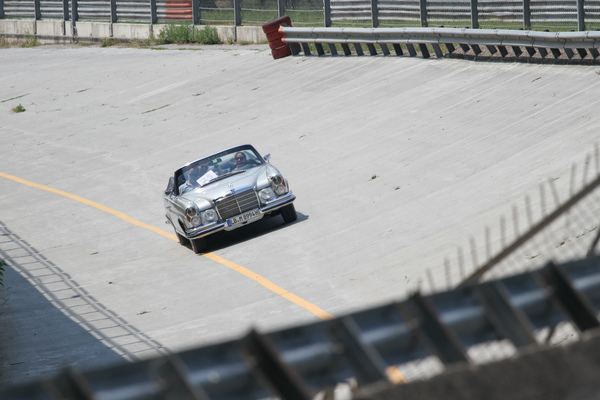 Bild Mercedes-Benz Cabriolet in der alten Steilkurve von Monza - Passione Caracciola 2017