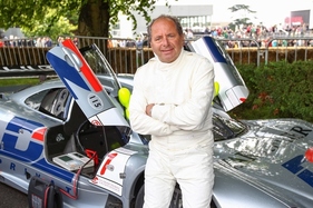 Mercedes-Benz Classic Markenbotschafter Klaus Ludwig an einem Mercedes-Benz GT-Rennsportwagen CLK-GTR aus dem Jahr 1997, Foto vom Goodwood Festival of Speed 2012. (1997)