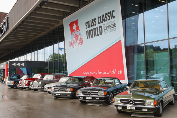 Bild: Mercedes-Benz-Club mit Fahrzeugauswahl vor den Hallen - Swiss Classic World Luzern 2024