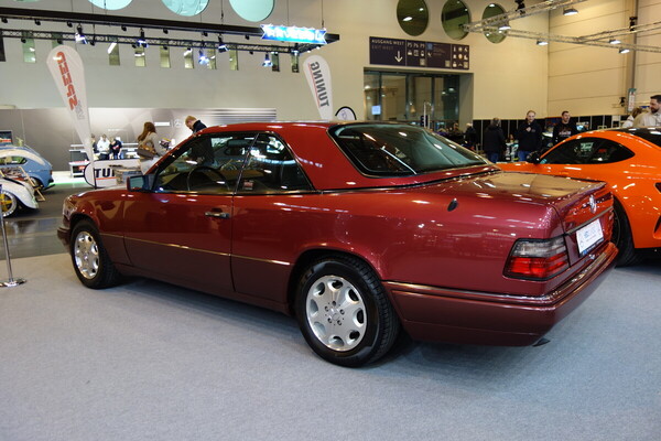 Mercedes-Benz E 200 Cabriolet (1994) – mit Coupédach – Essen Motor Show 2023