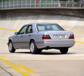 Mercedes-Benz E 220 (1993) - nun als E-Klasse, mit vorangestelltem Buchstaben