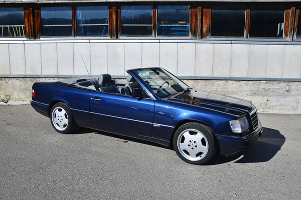 Mercedes-Benz E 220 Cabriolet (1995) - als Lot 08 an der Versteigerung der Oldtimer Galerie in Toffen am 28. März 2020