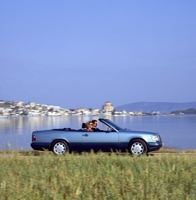 Mercedes-Benz E 320 Cabriolet (1993) - im sommerlichen Metallicfarbton "Beryll"