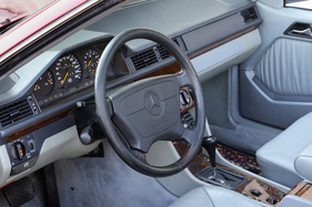 Armaturenbrett wie in der Limousine, aber feiner im Detail. Unten rechts auf der Mittelkonsole: der verdeckförmige Schalter für das elektrische Verdeck