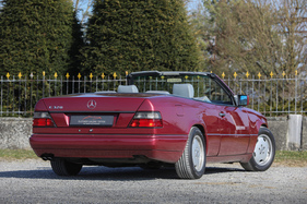 Die Limousine erhielt mit der Modellpflege 1993 einen neuen Kofferraumdeckel mit verchromter Griffleiste. Coupé und Cabrio behielten die alte Version