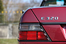 Mercedes-Benz E 320 Cabriolet (1994) – Die Modellpflege 1993 machte die "Mittlere Baureihe" zur E-Klasse. Gleichzeitig lösten grau getönte Rückleuchten die dreifarbigen Exemplare ab (© Bruno von Rotz, 2025) Mercedes-Benz E 320 Cabriolet (1994) – Die Modellpflege 1993 machte die "Mittlere Baureihe" zur E-Klasse. Gleichzeitig lösten grau getönte Rückleuchten die dreifarbigen Exemplare ab (© Bruno von Rotz, 2025)