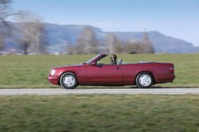 Mercedes-Benz E 320 Cabriolet (1994) – Ein Windschott würde die Zugluft im Innenraum reduzieren (und die Passagierkapazität von vier auf zwei)