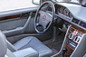 Mercedes-Benz E 320 Cabriolet (1994) – Eine Klasse darüber: Statt Zebrano trägt das Cabriolet stets Nussholz auf Mittelkonsole und Türverkleidungen (© Bruno von Rotz, 2025) Mercedes-Benz E 320 Cabriolet (1994) – Eine Klasse darüber: Statt Zebrano trägt das Cabriolet stets Nussholz auf Mittelkonsole und Türverkleidungen (© Bruno von Rotz, 2025)