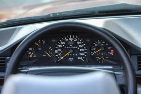 Instrumente von vorbildlicher Ablesbarkeit. Der Tacho mit vier Schaltmarkierungen verrät die Fünfgangautomatik