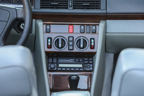 Klimaanlage und Kassettenradio: Die meisten W124-Cabriolets waren gut ausgestattet