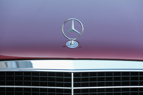 Nach S- und C-Klasse trägt ab Juni 1993 auch der W 124 den Stern auf der Motorhaube statt auf der Kühlermaske